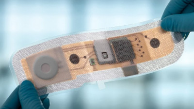 Abb. 1: Das Pflaster mit Sensoren, Elektronik und Batterie kann problemlos auf den Oberkörper geklebt werden und ermöglicht dadurch eine komfortable und kontinuierliche kardiologische Überwachung