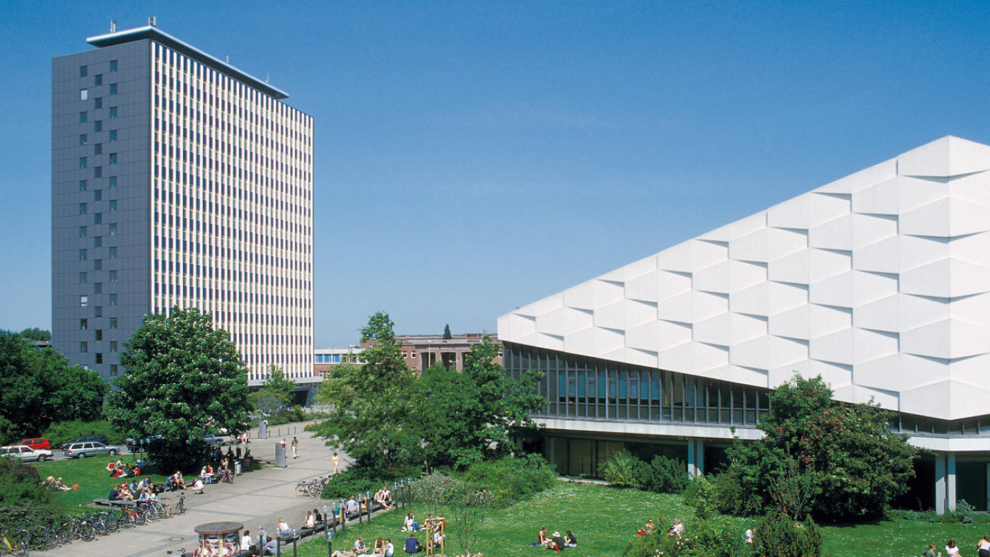 Kieler Universitätshochhaus (links) und Auditorium Maximum