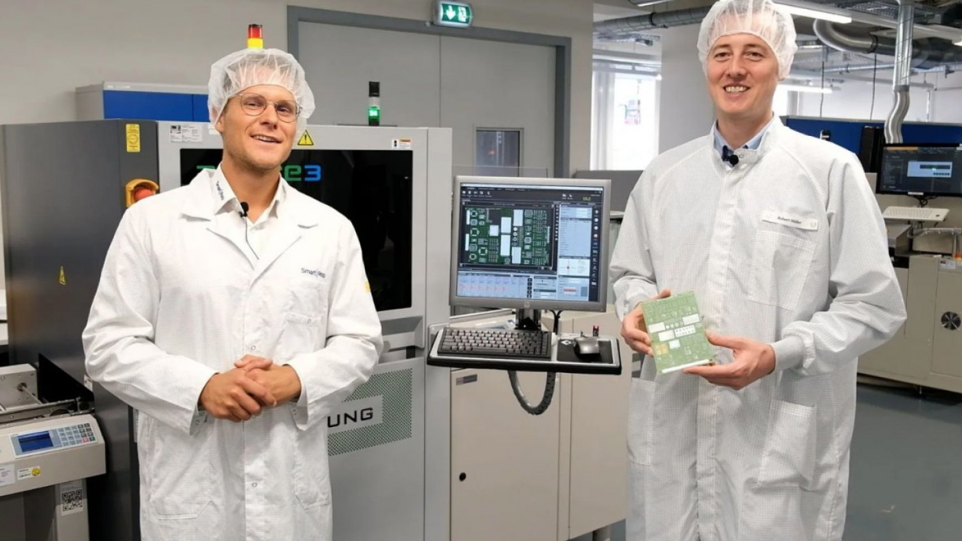 Benjamin Blank (links) von SmartRep und Robert Miller (rechts) von Heraeus Electronics begutachten die SPI-Integration