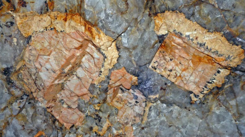 Pegmatite sind Gesteine, die Mineralien wie Lithium enthalten, die bei grünen Technologien (z.B. Lithiumbatterien für Elektrofahrzeuge) benötigt werden (Aufnahme: Haute-Vienne, 2015).