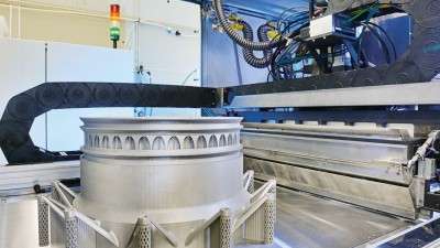 Mehrere Laser am Fraunhofer ILT in Aachen verwandeln Metallpulver per 3D-Druck in ein Demonstrator-Bauteil für die zukünftige Triebwerks-generation von Rolls-Royce.