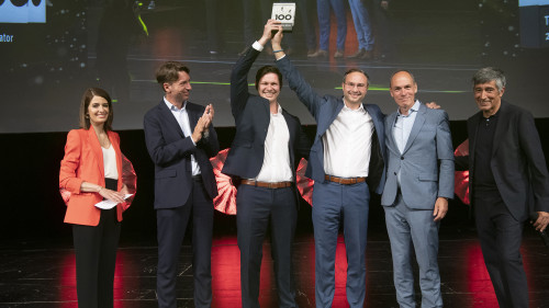 TESVOLT Gründer Simon Schandert und Daniel Hannemann erhalten die Trophäe „Innovator des Jahres 2022&quot; 