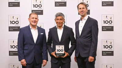 Chris Jentner, Ranga Yogeshwar und Marcel Scheidig (v.l.n.r.) bei der Verleihung des TOP 100-Siegels für Innovationskraft und -erfolg  im Mittelstand    